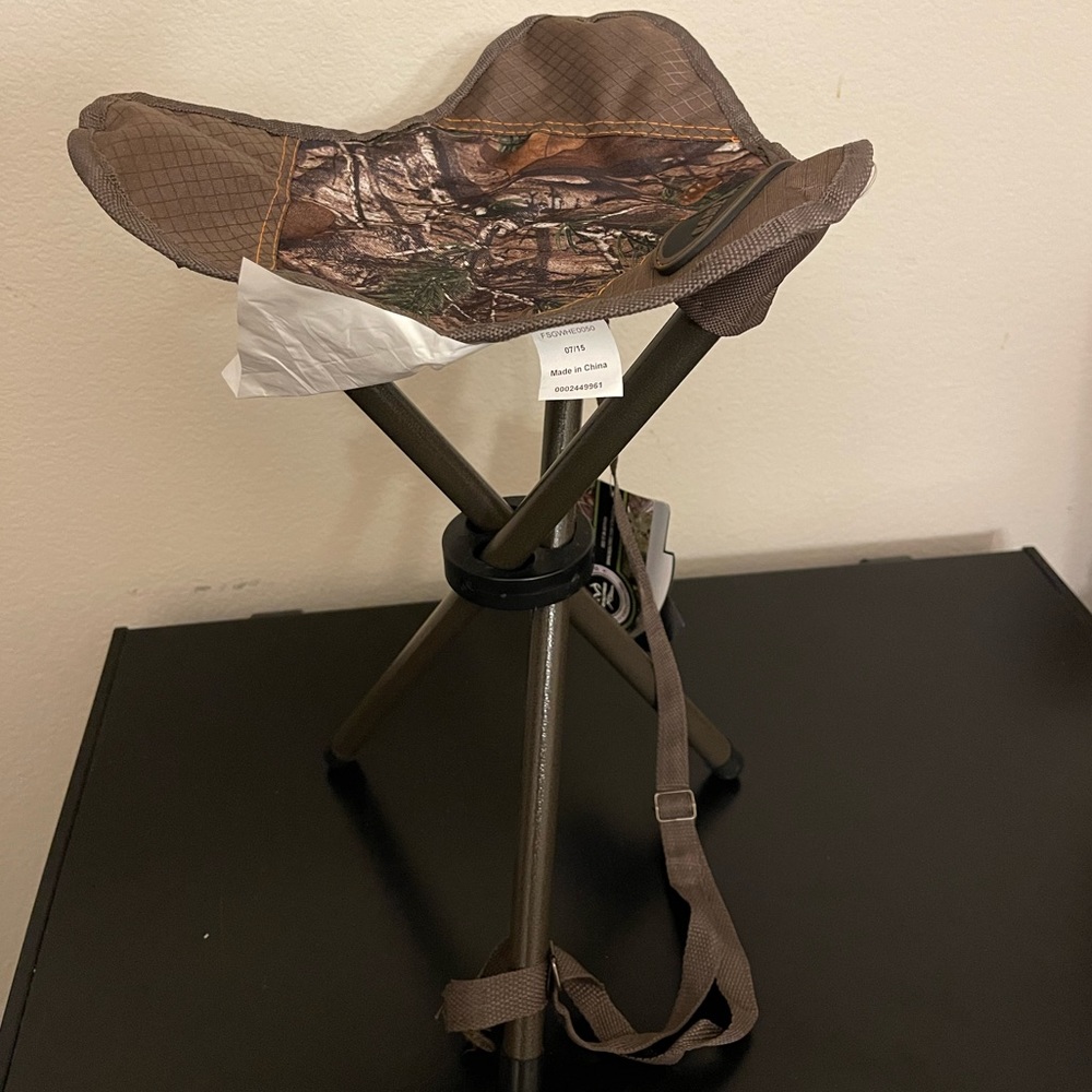Tripod stool - Picture 3 of 7